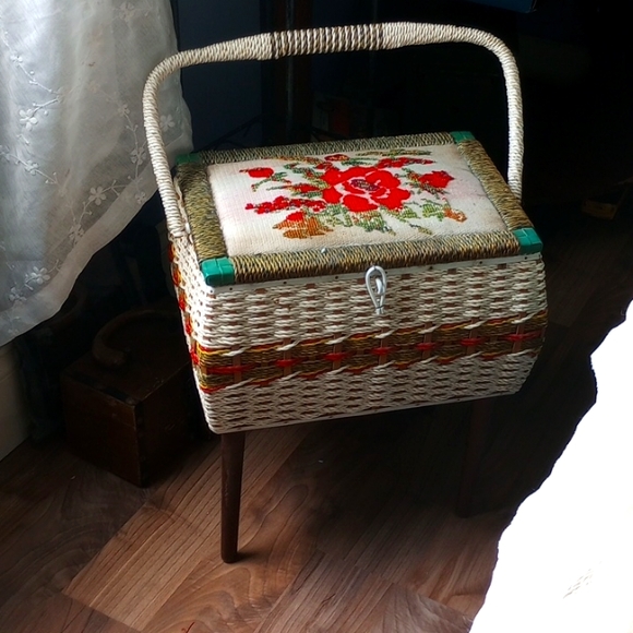 Ol' Vintage Wicker Trunk with Legs & Handle! - Picture 1 of 7